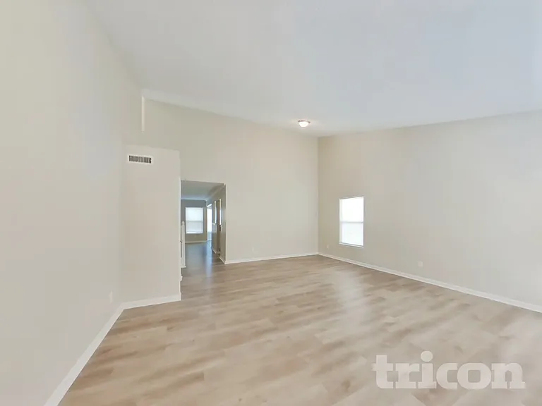 911 Pine Ridge Way — Photo 3