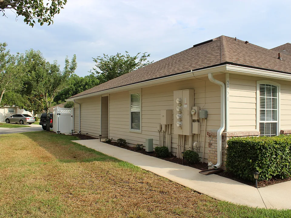 Side of town home