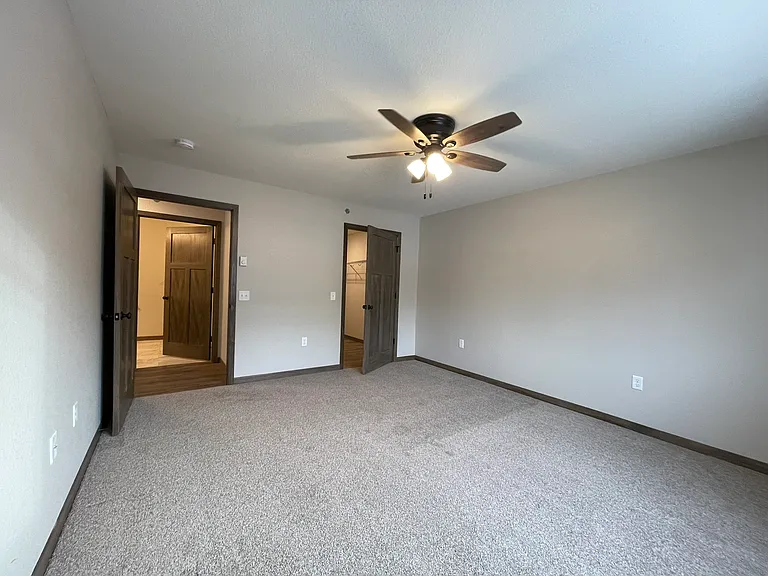 1 bed 1 bath lower