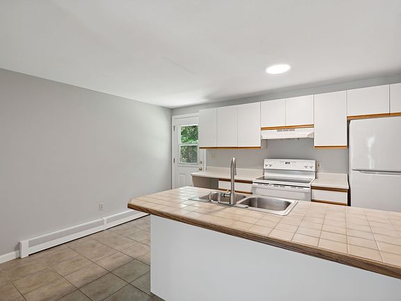 3rd image of 10 Rose Terrace Cir