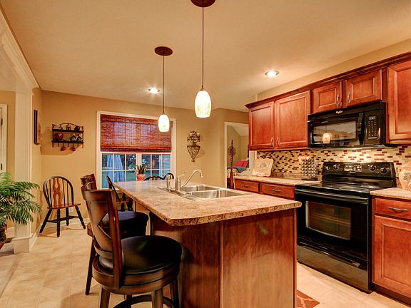 3rd image of 1393 Ambleside Dr