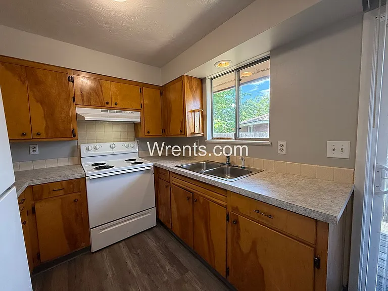 2909-2911 E Rockwell Ave — Photo 5