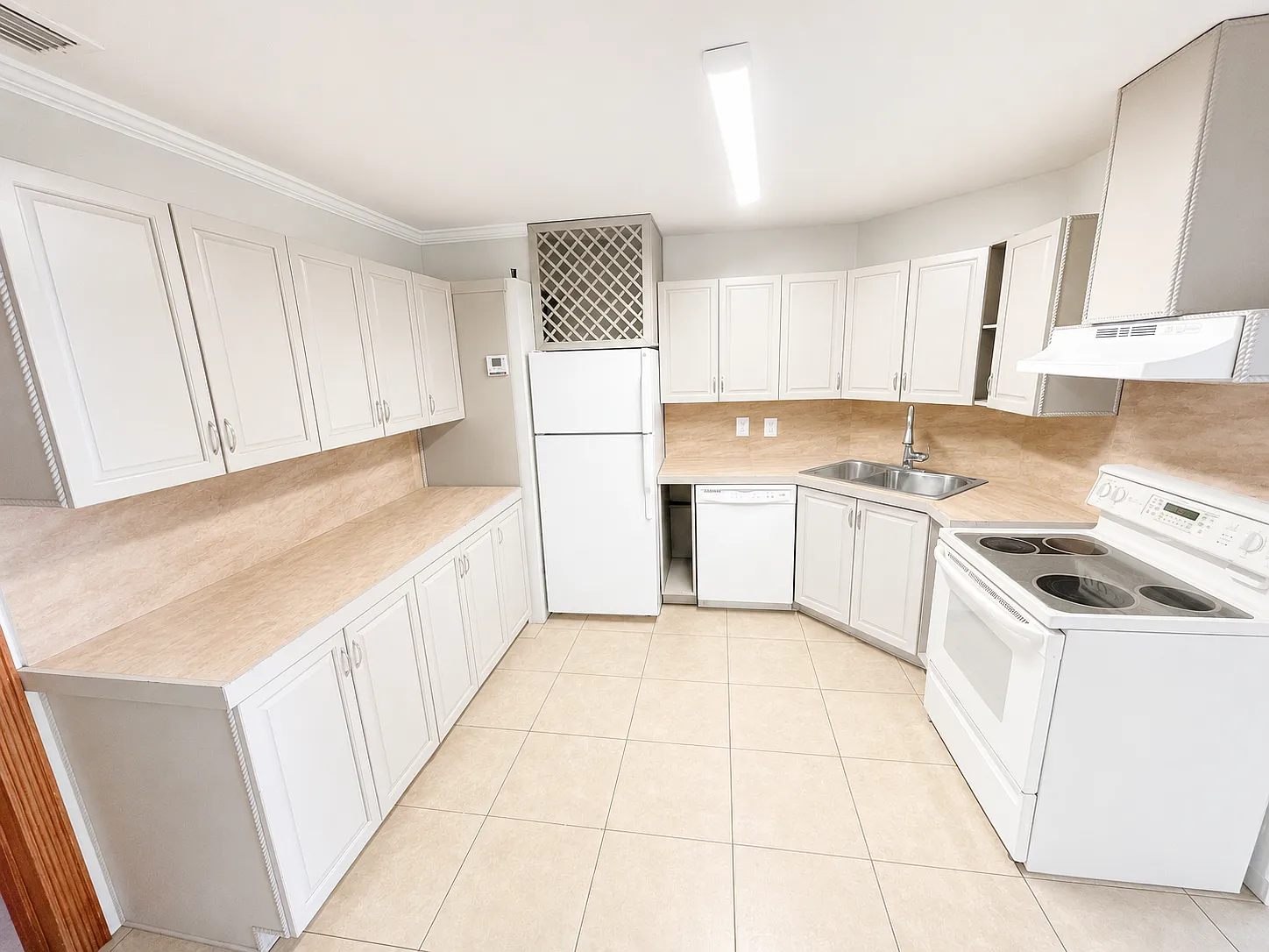 3 bed, 1020 sqft, $2,300 — Photo 3
