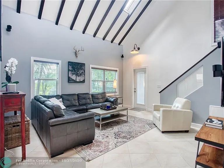 521 N Victoria Park Rd — Photo 4