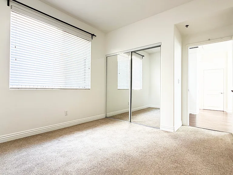 5132 Maplewood Ave #305 — Photo 21