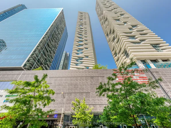 100 Harbour St #2004, Toronto, ON M5J 0B5