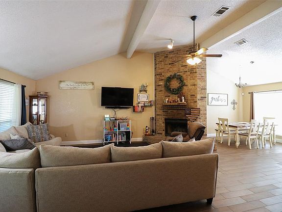 2nd image of 2914 Poteet Dr