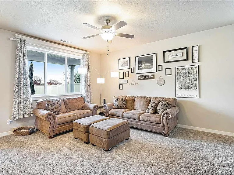 2087 S Hills Ave — Photo 15
