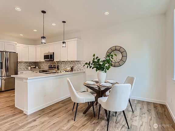 Kitchen eating space>