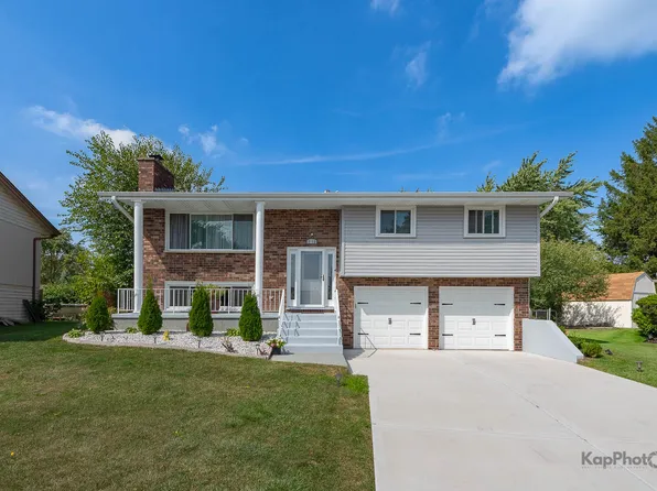 818 Brentwood Ct, Schaumburg, IL 60193