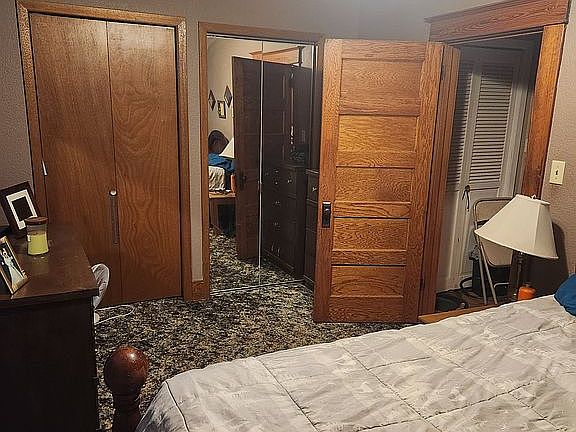 Main bedroom/closets