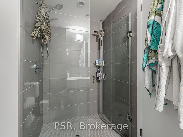 560 King St W #203 — Photo 22