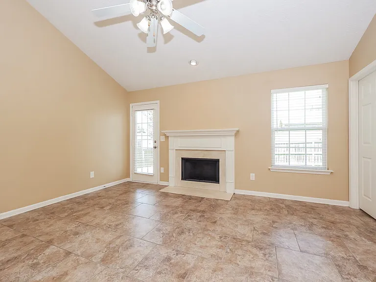 305 Sarna Dr — Photo 4
