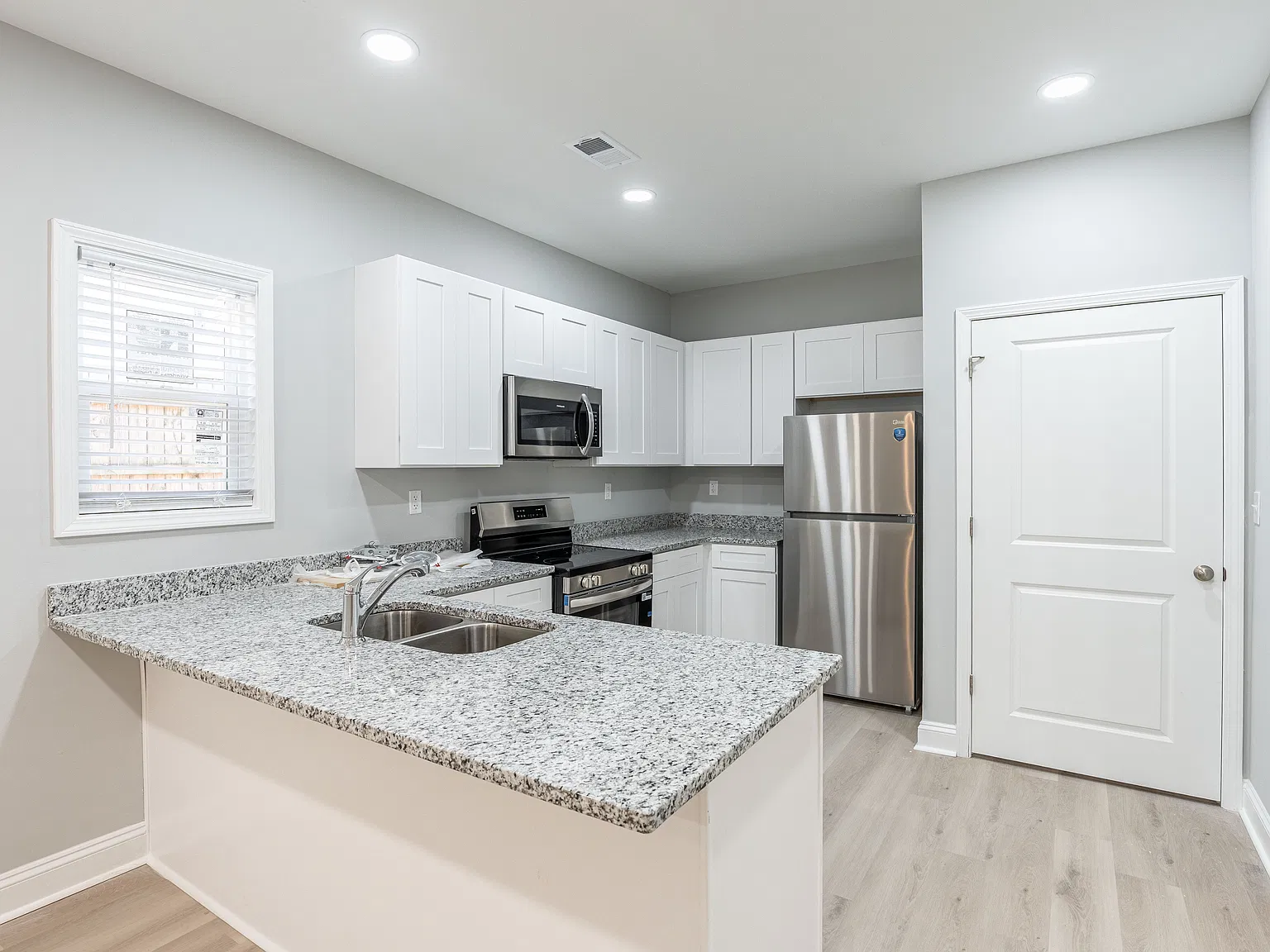 2 bed, $2,000 — Photo 4