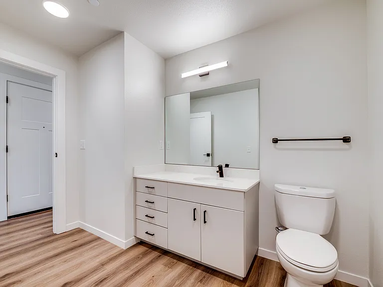 1x1 Executive Modern Bathroom