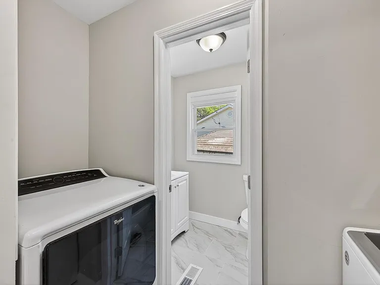 450 Williamsburg St — Photo 20