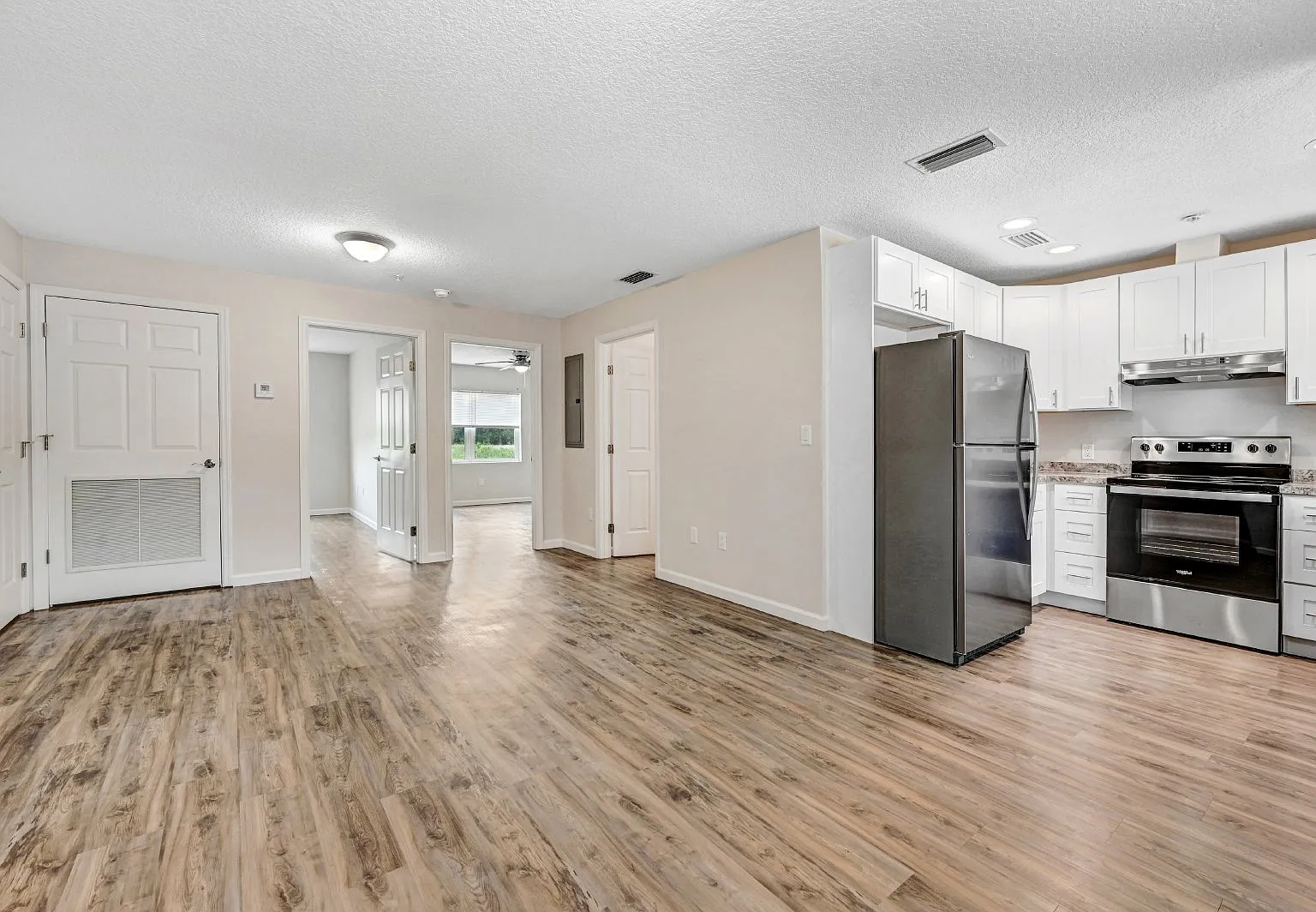 2 bed, 1.0 bath, 950 sqft, $1,300 — Photo 3