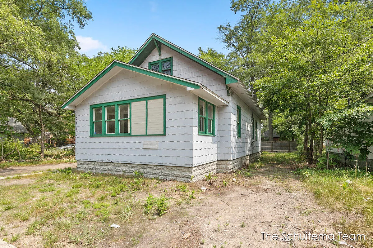 3120 5th St photo 1