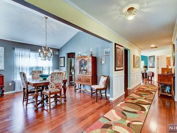 3rd image of 32 Morning Glory Ln
