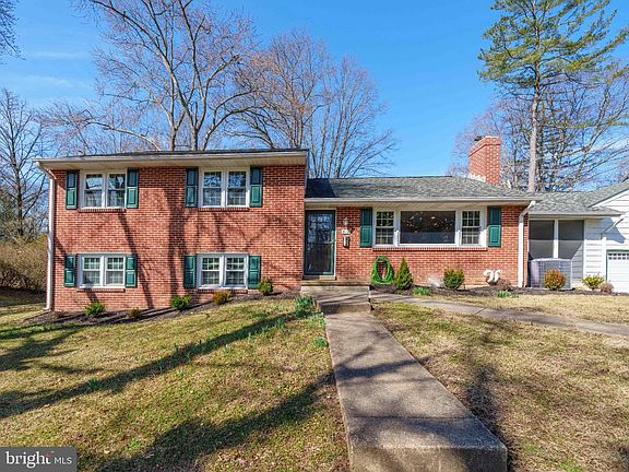3rd image of 512 Briar Ln