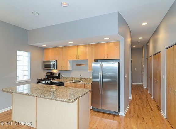 3rd image of 1615 N Oakley Ave #3S