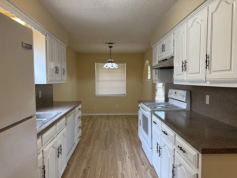 1706 Wisteria St — Photo 9