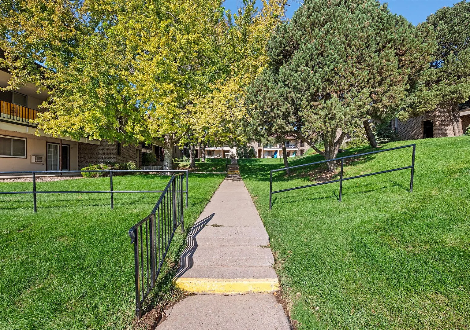 Bright & Inviting 2 Bedroom Condo in Denver — Photo 2
