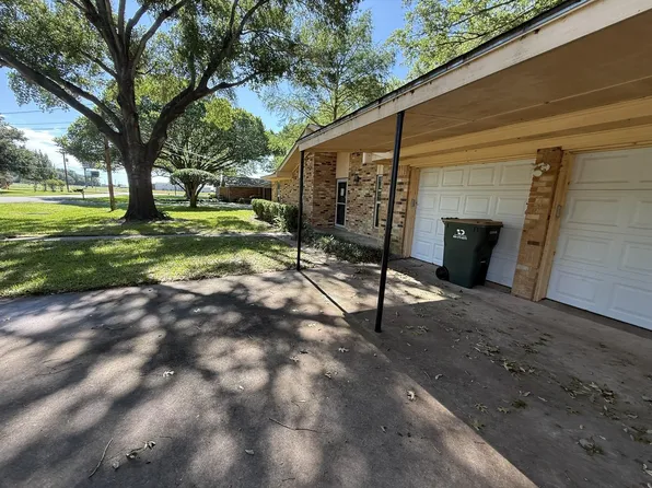 1418 NE 7th St, Smithville, TX 78957