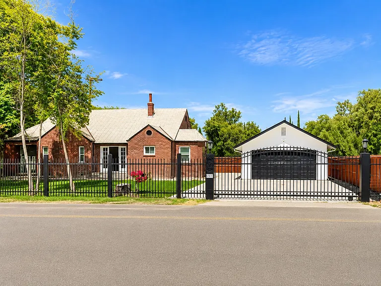 4415 E Hildreth Ln — Photo 1