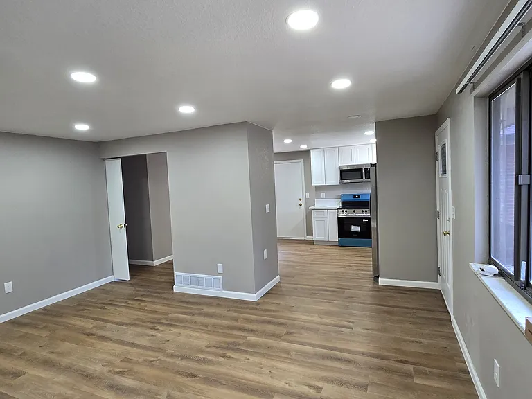 4480 S Queen St — Photo 3