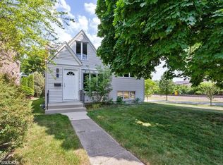 1 Arthur Ave, Clarendon Hills, IL 60514