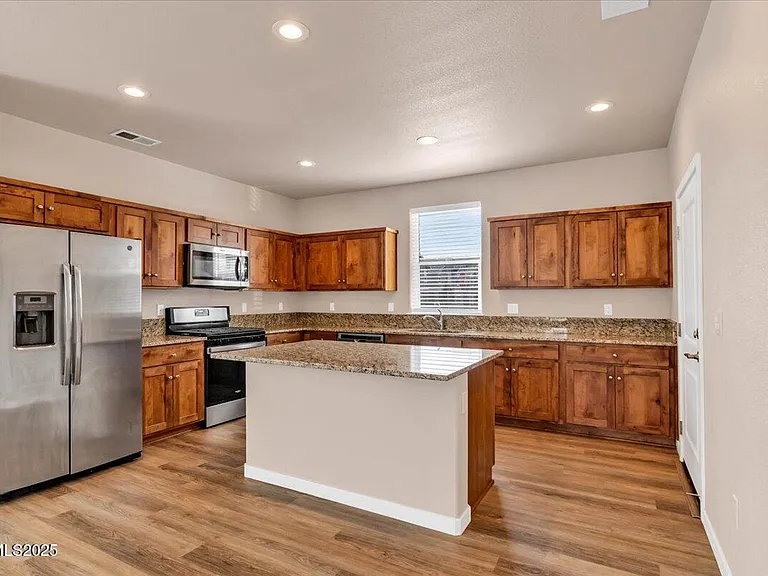 916 Garden Ct — Photo 9