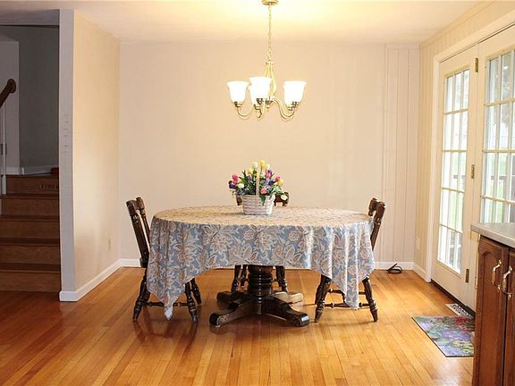 5th image of 104 Donaldson Dr