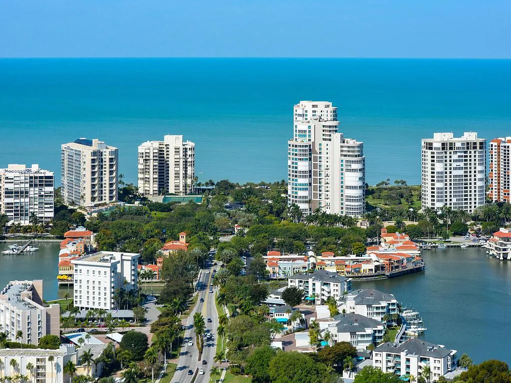 555 Park Shore Dr — Photo 1