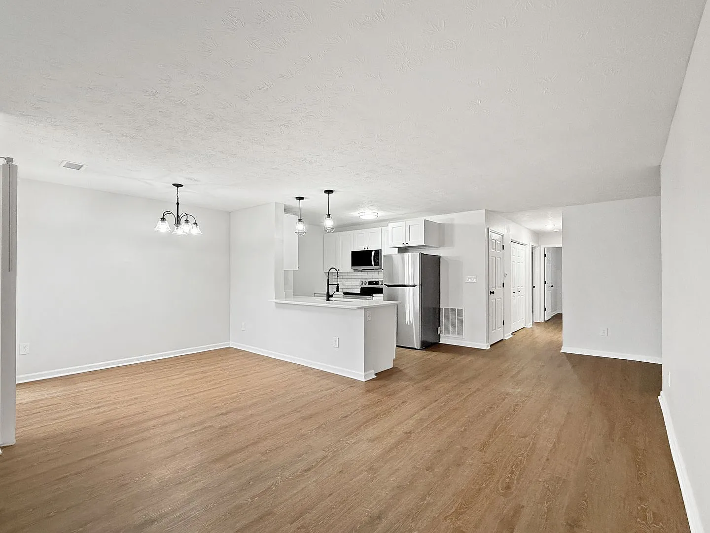 Minutes from Castle Schools Prime Location Newburgh Indiana 2 Bedroom 2 Bathroom — Photo 3