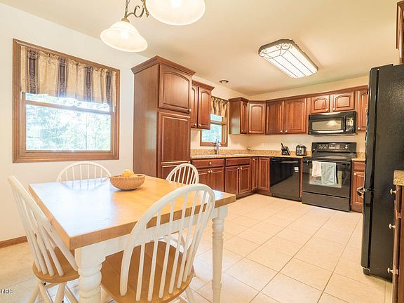 3rd image of 140 Surry Oak Dr