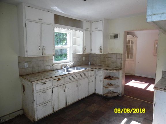 3rd image of 720 Fairbanks Ave