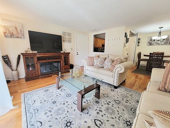 5th image of 5 Royal Crest Dr APT 8
