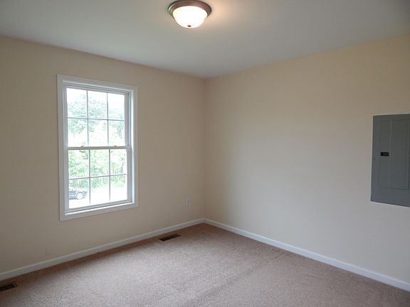 5th image of 304 Todd Ln