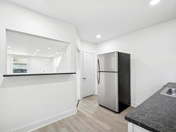 5th image of 558 Herman St #1