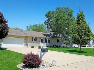 626 11th St NE, Sioux Center, IA 51250