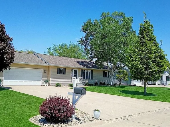 626 11th St NE, Sioux Center, IA 51250
