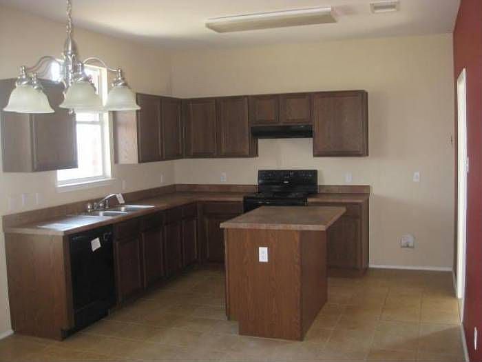 2nd image of 924 Cindy Ln