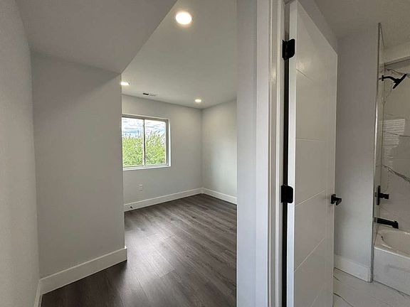 4th image of 2439 N Marshall St Unit 3