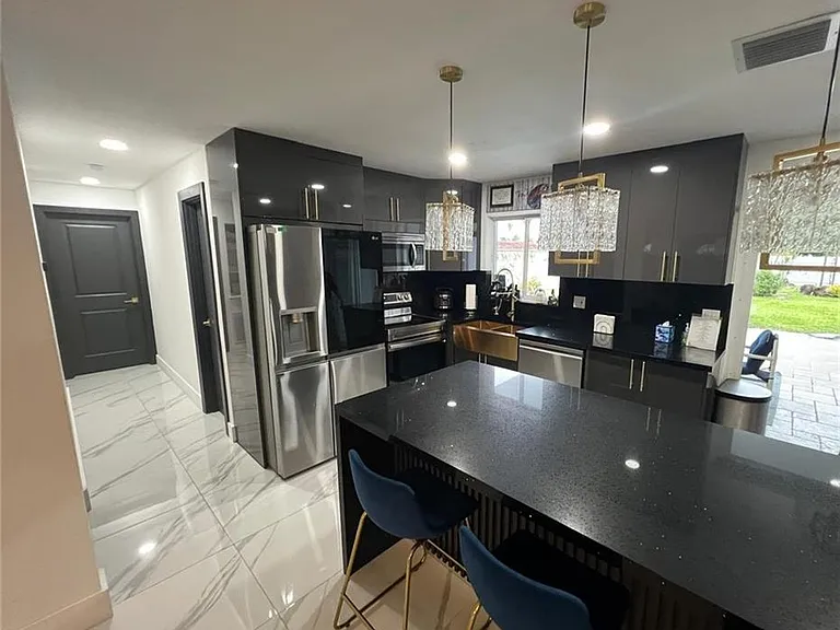 1118 NE Pine Island Ln — Photo 6