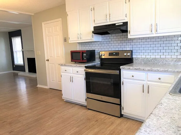 2900 Glen Hollow Rd — Photo 2