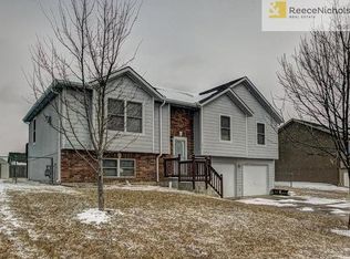 291 Rawlings Dr, Tonganoxie, KS 66086