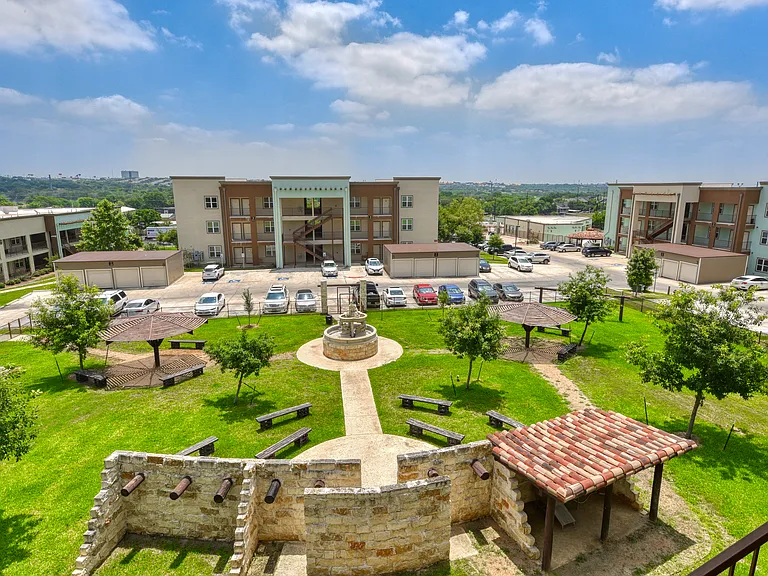 Huge Park to enjoy an afternoon outdoors with your pet and family