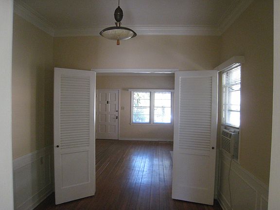 3rd image of 821 E Doran St