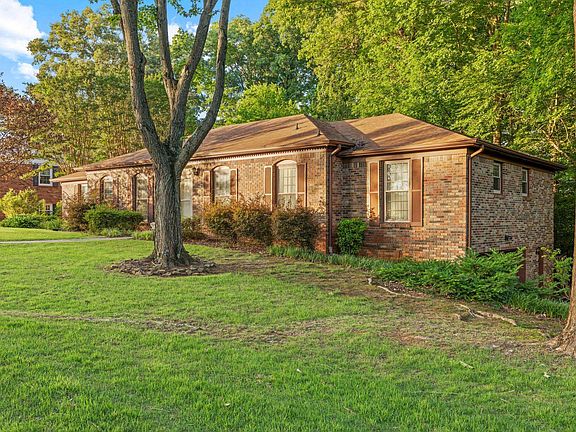 3rd image of 502 Robinhood Dr